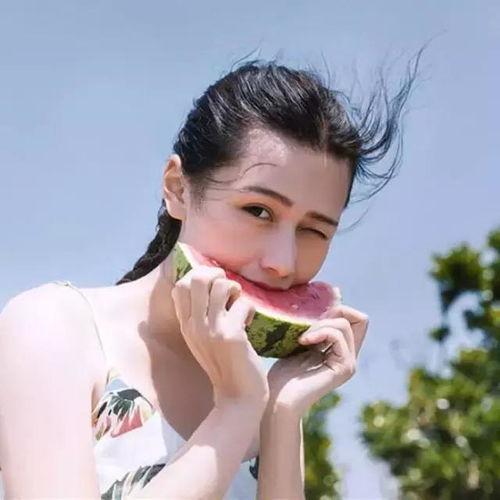 吃瓜小姐姐头像可爱,吃瓜小姐姐的可爱瞬间