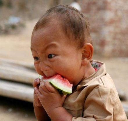 疯狂男孩吃瓜,一场吃瓜引发的狂欢