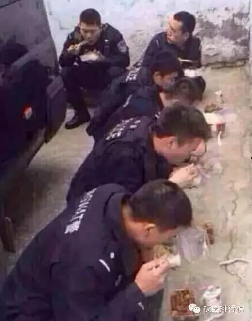 警察流弹打死吃瓜群众,警察误伤无辜吃瓜群众的痛心一幕