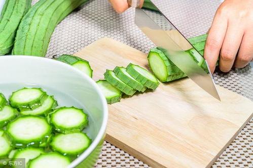 给老人吃瓜只吃瓜肉,为老年人量身定制的健康饮食之道