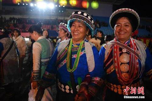 傈僳族小伙吃瓜,傈僳族小伙的夏日吃瓜日记