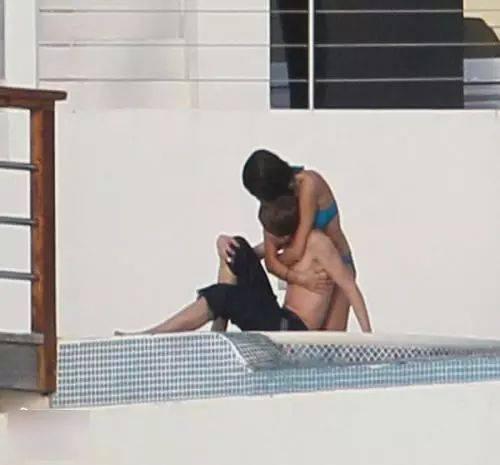 女生路边吃瓜看戏,女性围观者的独特视角